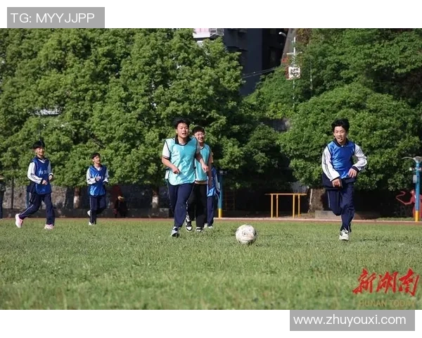 学生课上热议足球明星的风采与成就分享活动